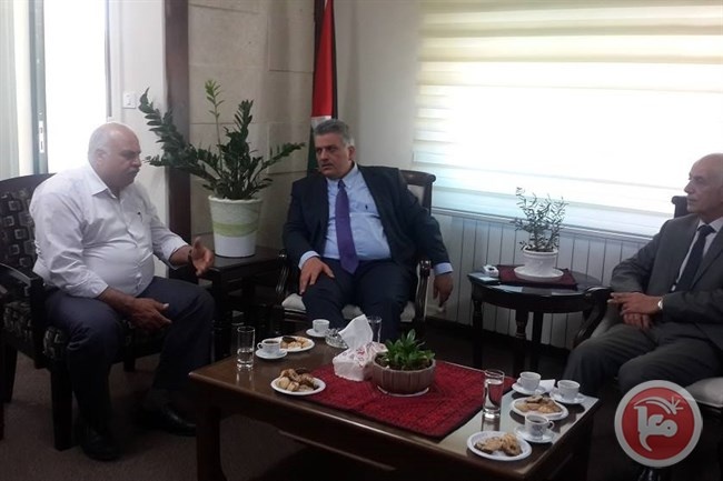 مخامرة يناقش موقع محطة المعالجة مع أبو خلف وغنيم