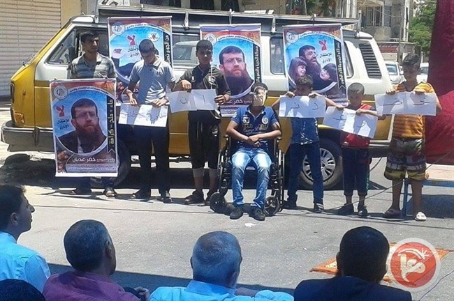 اقامة صلاة الجمعة أمام الصليب بغزة دعما لعدنان