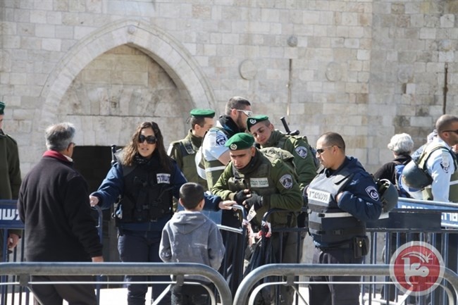 الاحتلال يعتقل موظفا بالأوقاف ويبعد فتى عن القدس