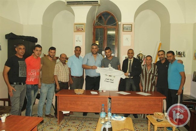 محمد ابو كشك يوقع على كشوفات نادي جنين