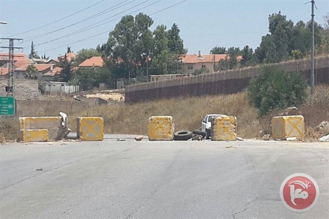 الاحتلال يغلق طريق الجلزون-بيت ايل بالمكعبات