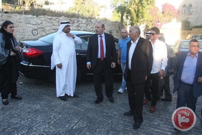 الرجوب ووفد من الجمعية الخيرية الملكية البحرينية يقومان بجولة في الحرم
