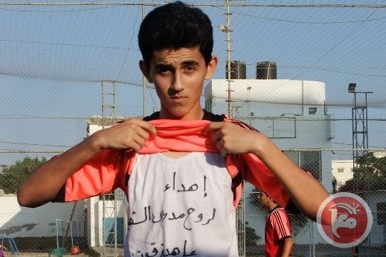 لاعب مدرسة الهلال يهدي لقبه الى الشهيد عاهد زقوت