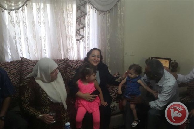 السفيرة كيله تزور أهالي المبعدين في مخيم الدهيشة وتتجول به