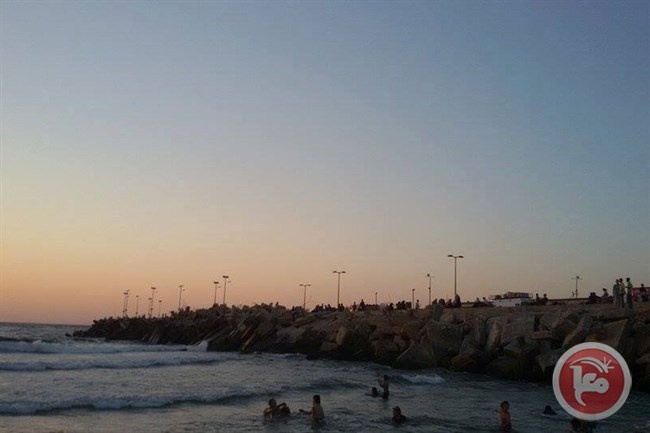 الغزيون يهربون إلى البحر