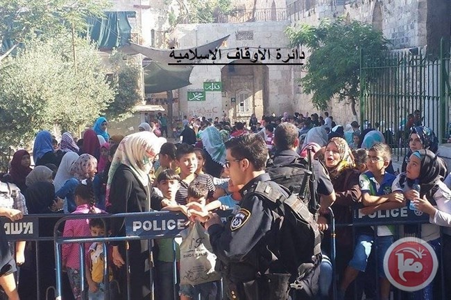 صور- الاحتلال يمنع الاطفال من دخول الاقصى
