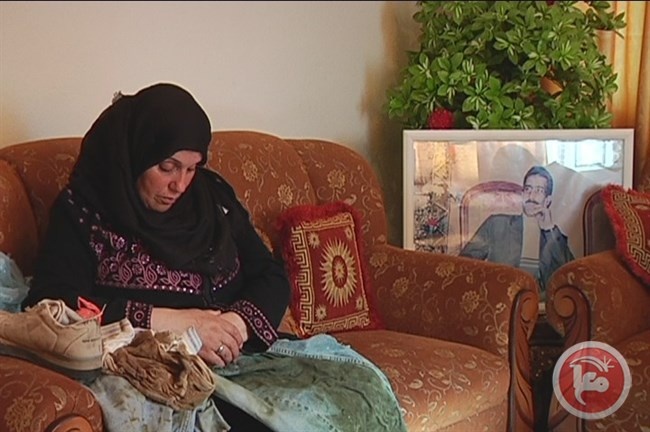 بعد 14 عاما-الاحتلال يسلم مقتنيات الشهيد ضراغمة ليلة زفاف ابنه
