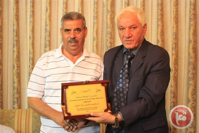 منتدى الرواد يكرم ابراهيم ابو سليم على جهوده الرياضية ومواقفة الوطنية