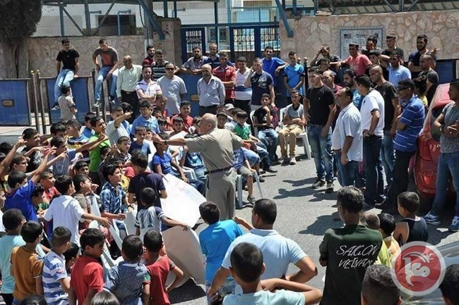 طلاب مخيم الجلزون يغلقون الشارع الرئيسي احتجاجاً