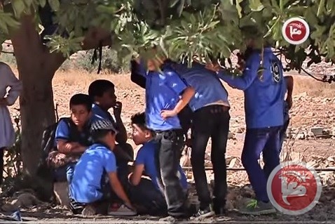 طلبة مدرسة المنية بلا صفوف