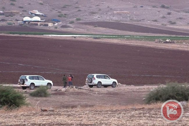 الاحتلال يخطر بهدم خيم وبركسات في الاغوار