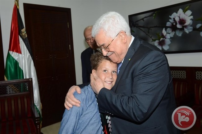الرئيس يستقبل عائلة طفل اعتدى الاحتلال عليه في النبي صالح