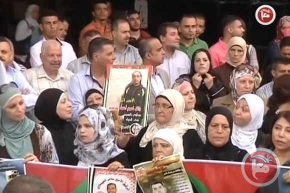 خمسة اسرى يواصلون اضرابهم عن الطعام