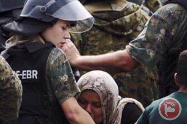 &lt;div&gt;صورة وتعليق: &lt;/div&gt;لاجئة سورية تقبل يد مجندة مقدونية للسماح لها بالعبور