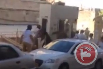 فيديو - مستوطنو بيت هداسا يهاجمون شابا بالخليل