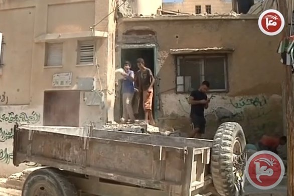 في مخيم الفارعة.. متطوعون يرسمون البمسة على وجه عائلة