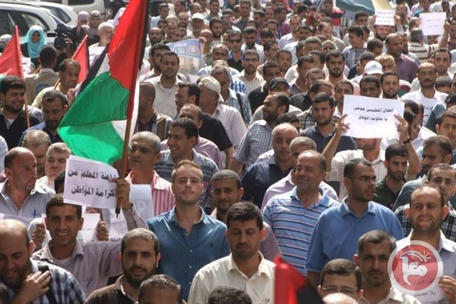 خلال تظاهرة- معلمو غزة يطالبون بتقليص الدوام ل 5 ايام