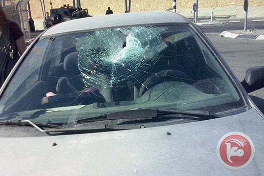 اصابة مواطن بحجارة المستوطنين على طريق نابلس رام الله