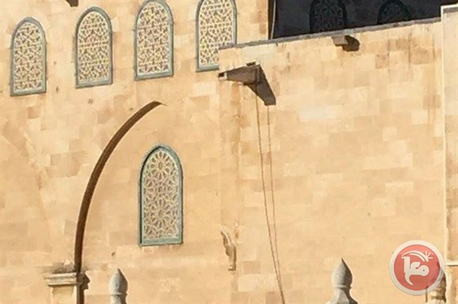 جنود الاحتلال يستخدمون الاكسجين وادوات القطع لتحطيم نوافذ الاقصى