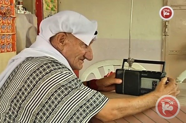أبو شاهر العواودة يعيش دون كهرباء منذ أربعين عاما