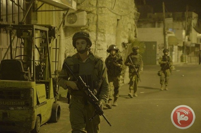 الاحتلال يعتقل 8 مواطنين من الضفة بينهم قاصرون