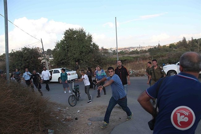 بالصور- مستوطنون يعتدون على صحفيين بالخليل