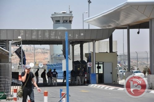 الاحتلال على حاجز قلنديا يعتقل شاباً بحجة حمل سكين