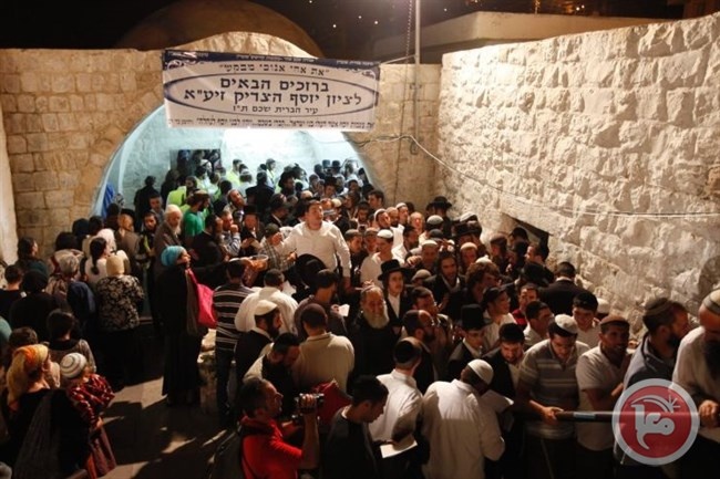 مئات المستوطنين يقتحمون قبر يوسف