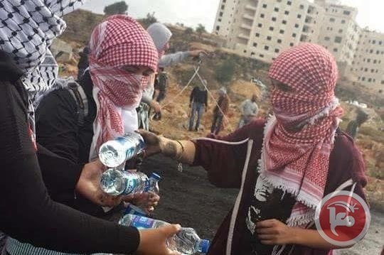كلية بنات رام الله تطلق حملات لتوزيع المياه على المشاركين في المواجهات