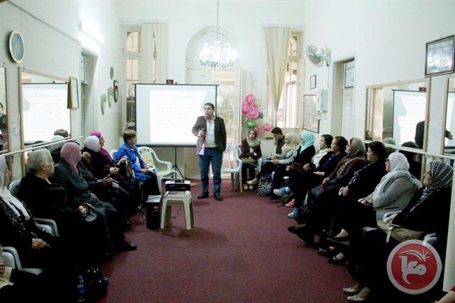 الدكتور العمد يقدم ندوه رياضية في نادي المرأة الفلسطينية في نابلس