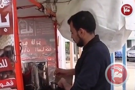 خريجو الجامعات.. يعتاشون من عربات القهوة والشاي بغزة