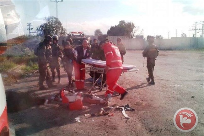 ضباط اسعاف بطولكرم ينقذون مصابا من ايدي الاحتلال