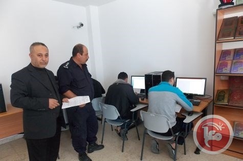 التربية تعقد الامتحان النهائي لدورة الحاسوب لمركز التأهيل بالخليل