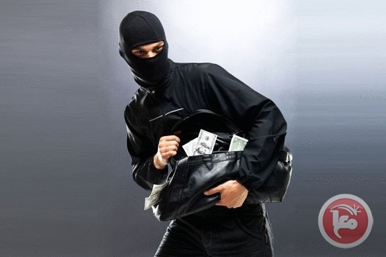 مسلحون يسطون على تاجر في نابلس
