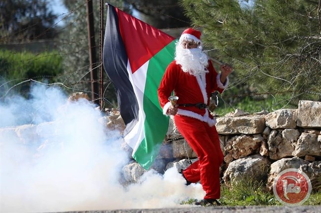 &lt;div&gt;صورة وتعليق: &lt;/div&gt;بابا نويل بمرمى الاحتلال في مواجهات بلعين
