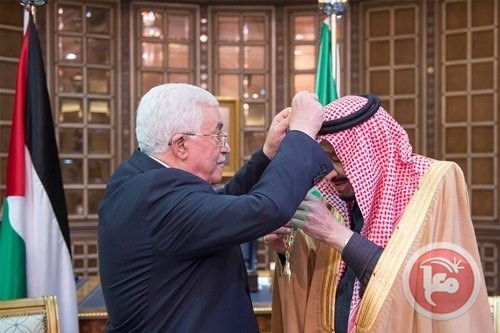 الرئيس يقلد خادم الحرمين القلادة الكبرى لوسام دولة فلسطين