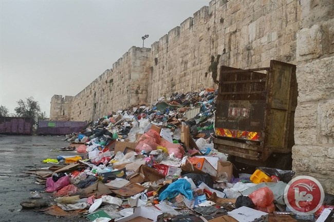 قرب المقابر- النفايات تتراكم تحت سور القدس القديمة