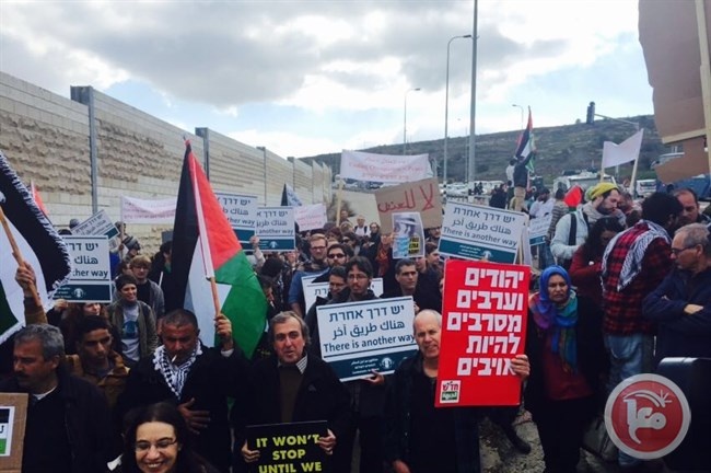 المئات من الاسرائيليين وفلسطينيي الـ48 يتظاهرون ضد الاحتلال