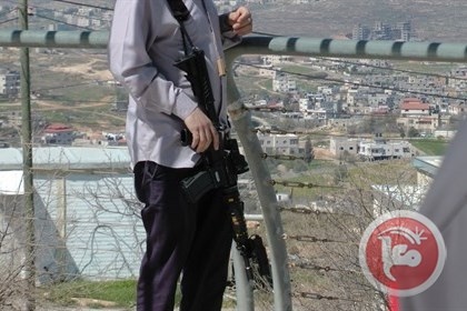 مستوطنون يزيلون بيوتا متنقلة جنوب بيت لحم