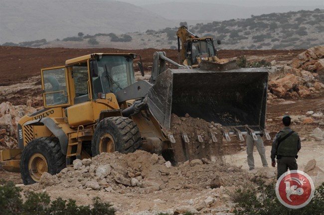 الاحتلال يجرف نحو 40 دونما من أراضي المواطنين غرب الخليل