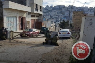 الاحتلال يعتقل فلسطينياً في الخليل بدعوى حيازته سكيناً