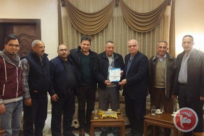 في استقباله لإدارة شباب الخليل أبو منشار يدعم العميد بمبلغ سخي