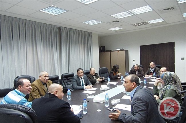 وفد من المجلس الأعلى للشباب والرياضة يجتمع مع محافظ نابلس
