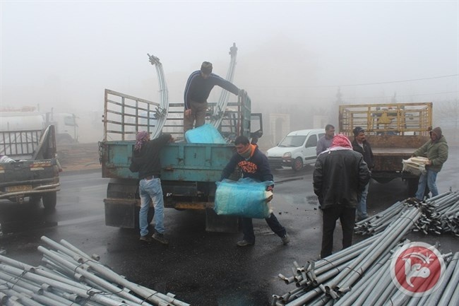 بلدية يطا تسلم خياما للعائلات التي هدمت مساكنها في المسافر