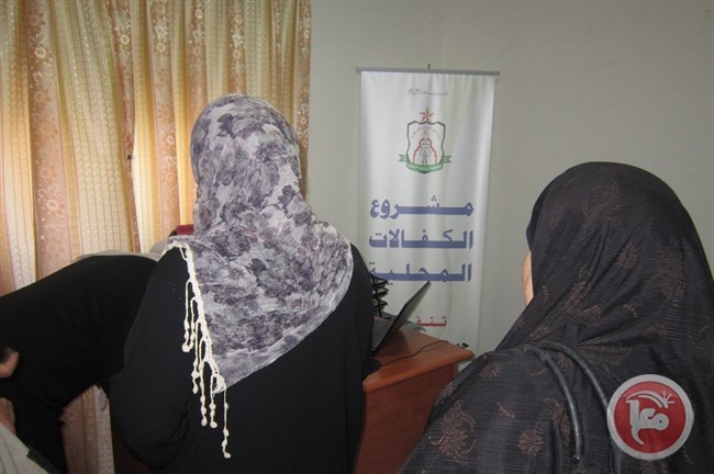 بيت لحم- جمعية رعاية اليتيم توزع المعونات المالية والملابس على الأيتام