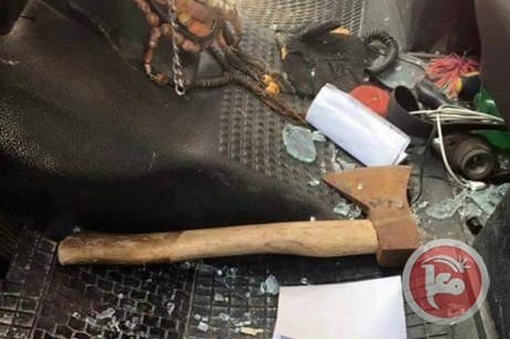 مستوطن يلقي &quot; بلطة&quot; باتجاه سيارة فلسطينية شمال الضفة