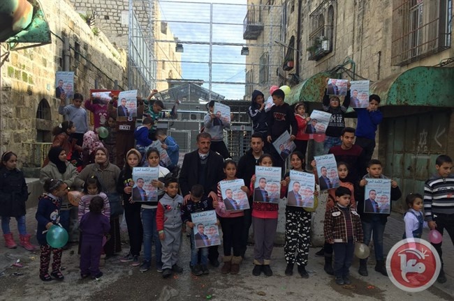 أطفال شارع الشهداء والبلدة القديمة يتضامنون مع القيق