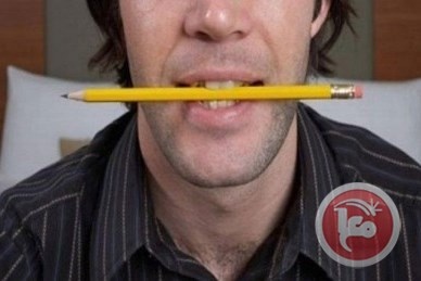 خبيرة بريطانية تكشف: هذه فائدة عضّ قلم الرصاص