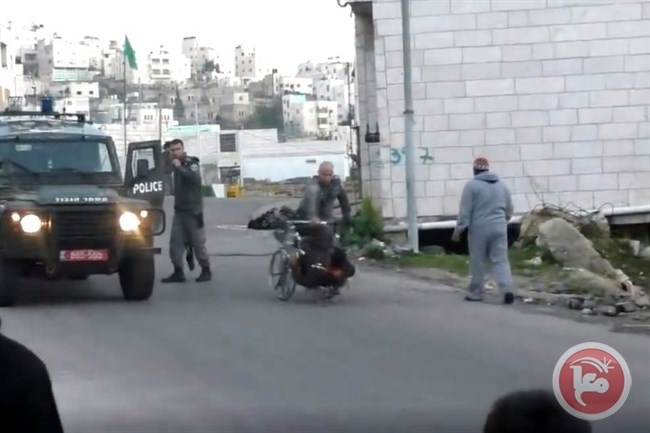 فيديو- جنود ينكلون بمُقعد ويمنعون الوصول لمصابة بالخليل
