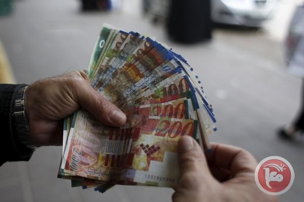 موظفو غزة يطالبون الحكومة بصرف رواتبهم